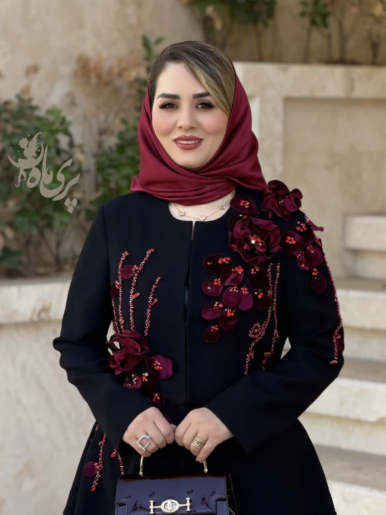 طراحی فاخر با جزئیات گل مخمل و تزئینات جواهری