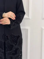 طراحی شیک با پارچه درخشان و جزئیات دانتل زیبا