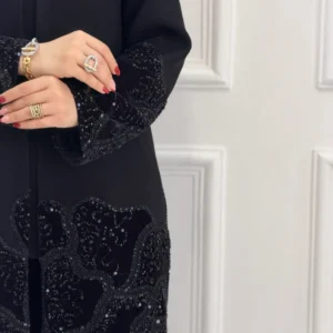 طراحی شیک با پارچه درخشان و جزئیات دانتل زیبا