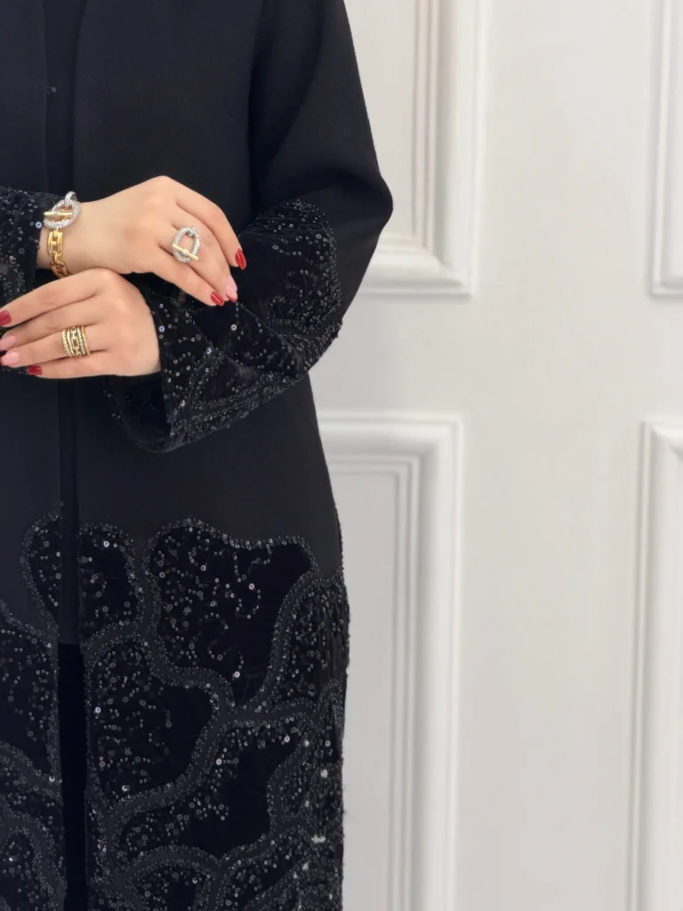 طراحی شیک با پارچه درخشان و جزئیات دانتل زیبا